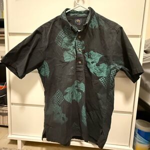 Men's Black and Green Shirt